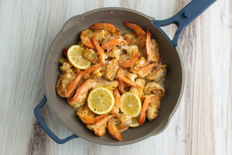 Shrimp francese in skillet.